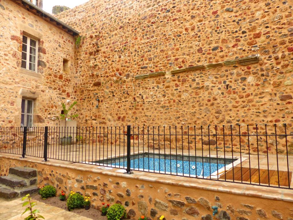 Bazén v ubytování Gite de l'ancien college nebo v jeho okolí