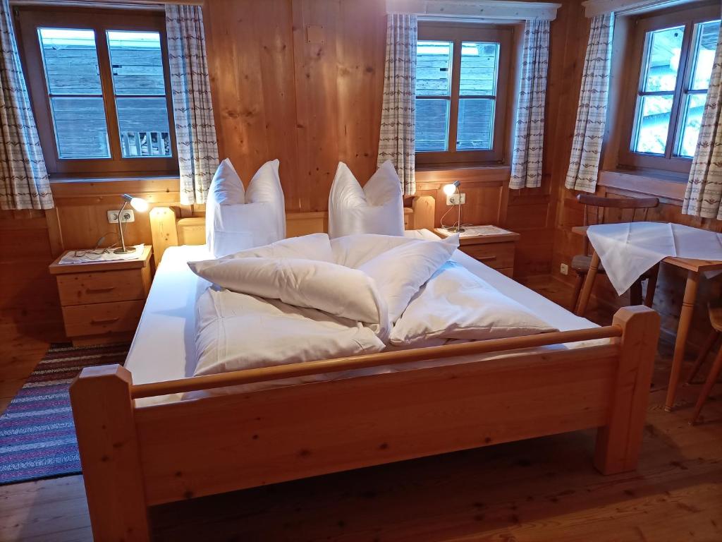 Łóżko lub łóżka w pokoju w obiekcie Plonerhof