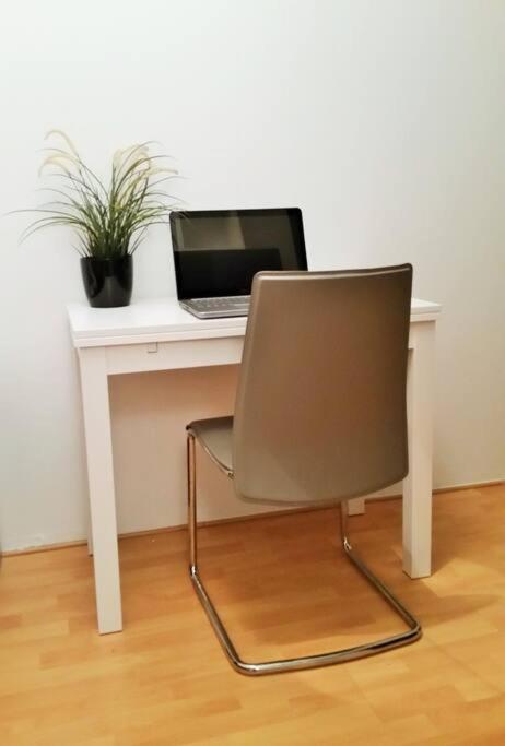 Televízia a/alebo spoločenská miestnosť v ubytovaní NEW ShalalaLiving Vienna - Cosy Home Meidlinger Markt KG12