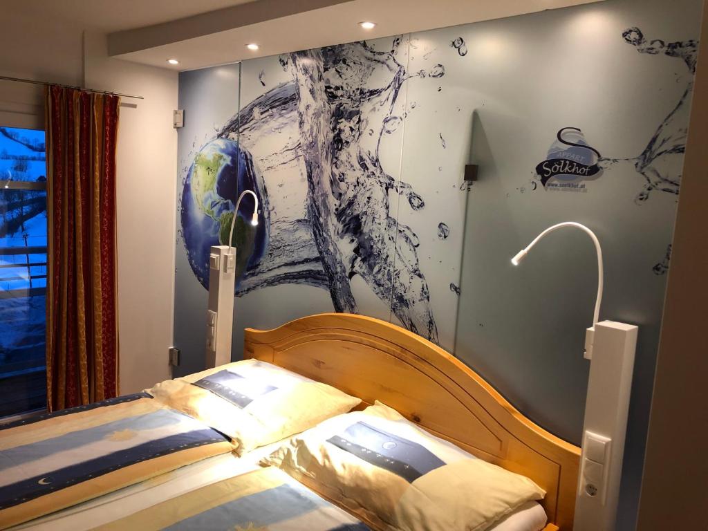 SchöderにあるAppart Sölkhofのベッドルーム1室(ベッド1台付)が備わります。壁には絵画が飾られています。
