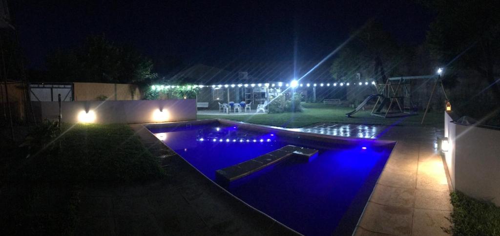 una piscina con luces azules en un patio por la noche en Quinta El Molino, en San Pedro