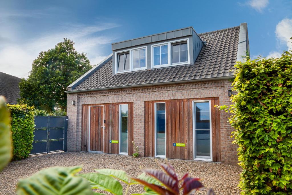 een huis met glazen schuifdeuren erop bij B&B La Vita Verde in Susteren