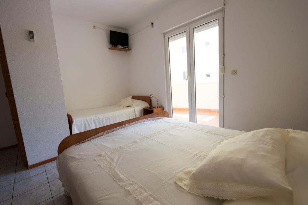 Posteľ alebo postele v izbe v ubytovaní Studio apartment in Duce with sea view, balcony, air conditioning, WiFi 132-8