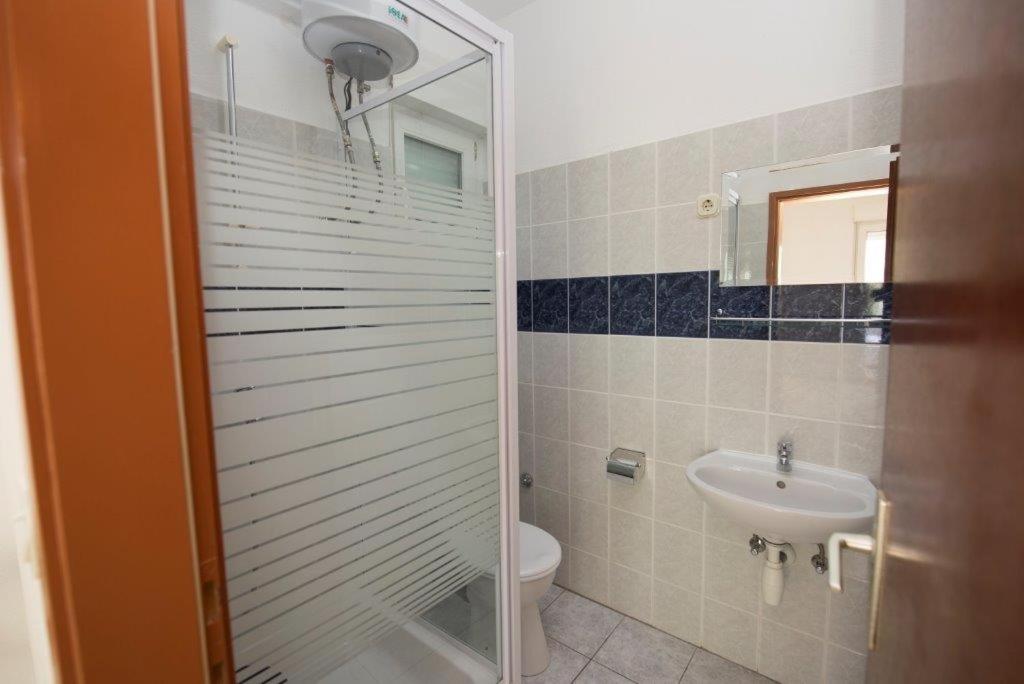 Kúpeľňa v ubytovaní Studio apartment in Duce with sea view, balcony, air conditioning, WiFi 132-8