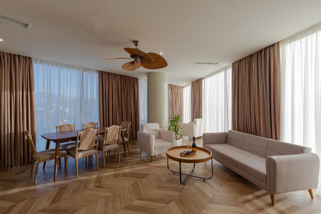 Posezení v ubytování MiraMar Luxury Residences