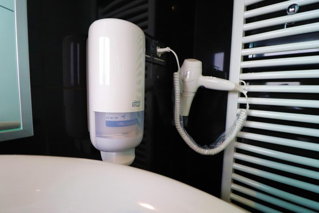 Naomi app,Netflix,between bus and train station - 11