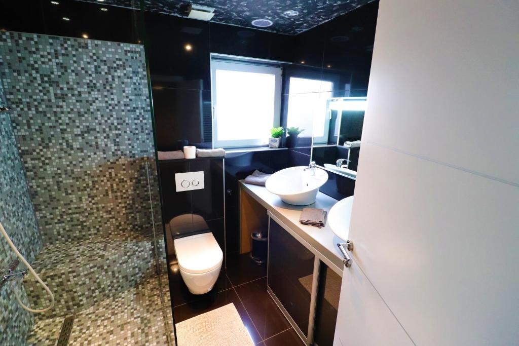 Naomi app,Netflix,between bus and train station - 10