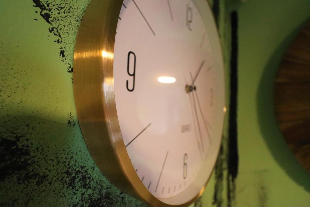 Naomi app,Netflix,between bus and train station - 3