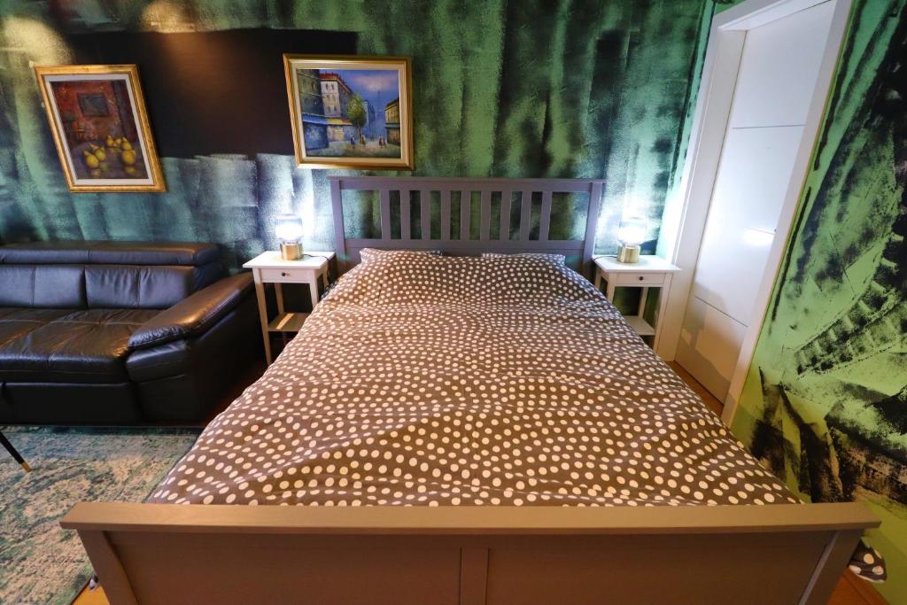 Naomi app,Netflix,between bus and train station - 2