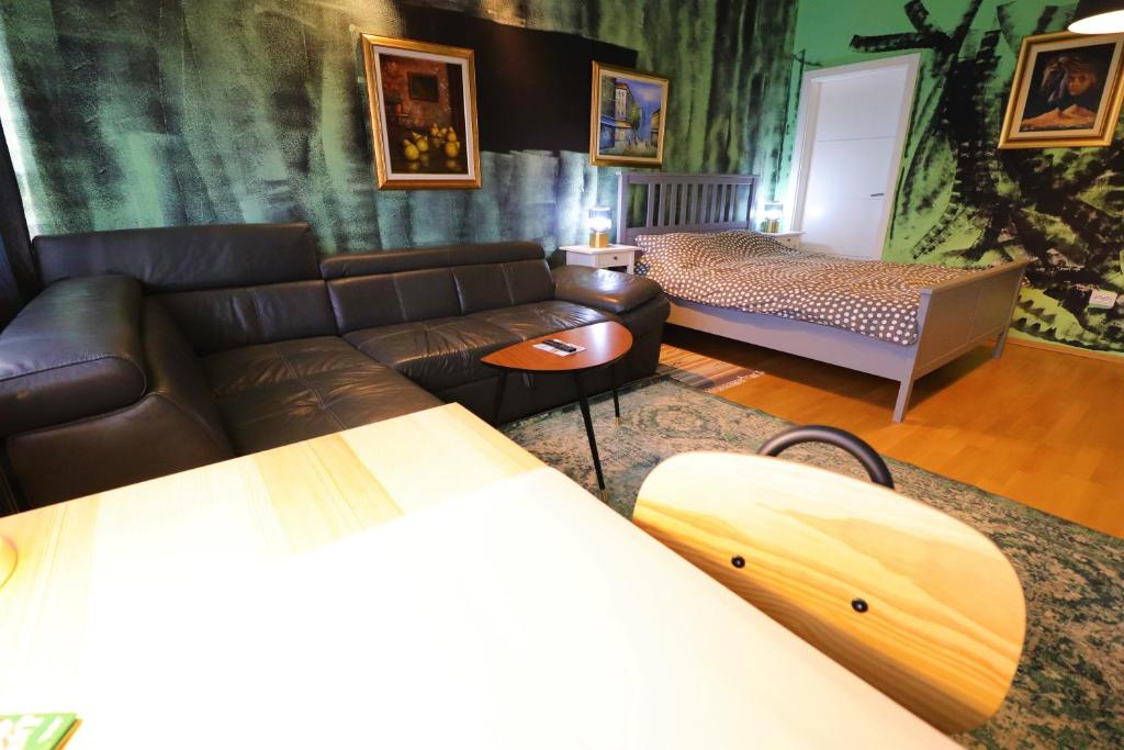 Naomi app,Netflix,between bus and train station - 4