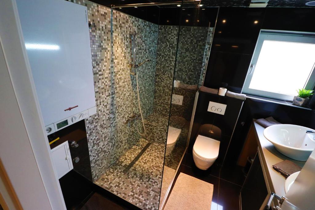 Naomi app,Netflix,between bus and train station - 12