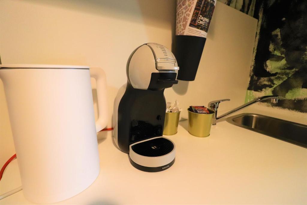 Naomi app,Netflix,between bus and train station - 14