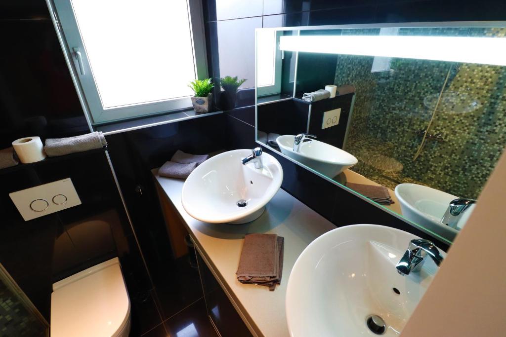 Naomi app,Netflix,between bus and train station - 15