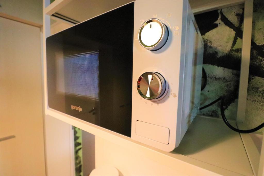 Naomi app,Netflix,between bus and train station - 16