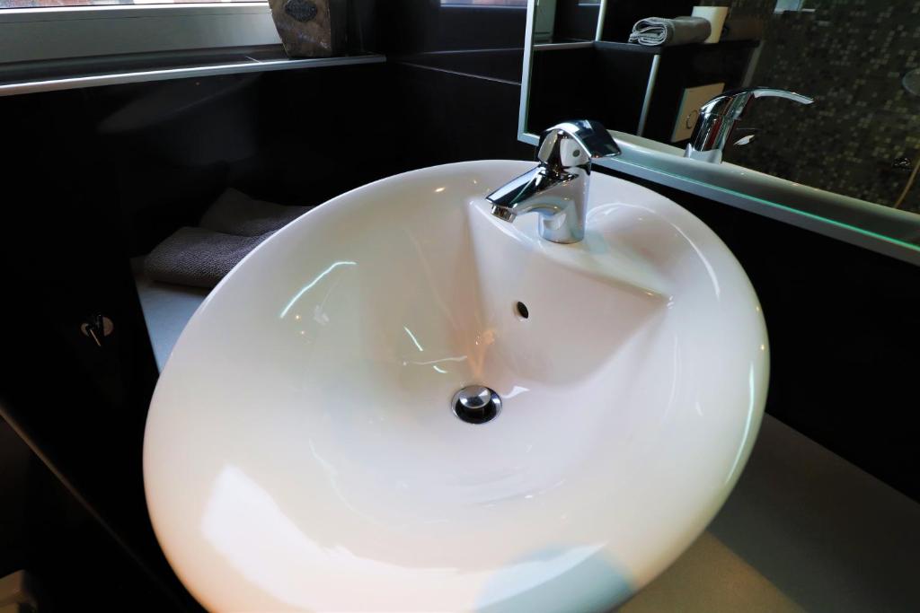 Naomi app,Netflix,between bus and train station - 17