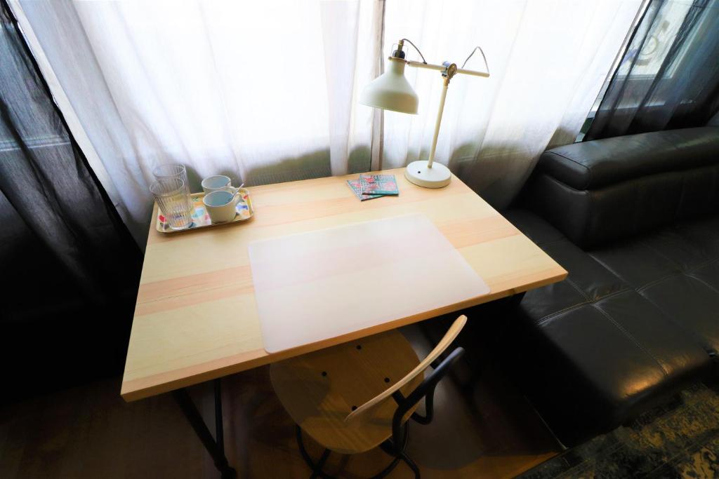 Naomi app,Netflix,between bus and train station - 7