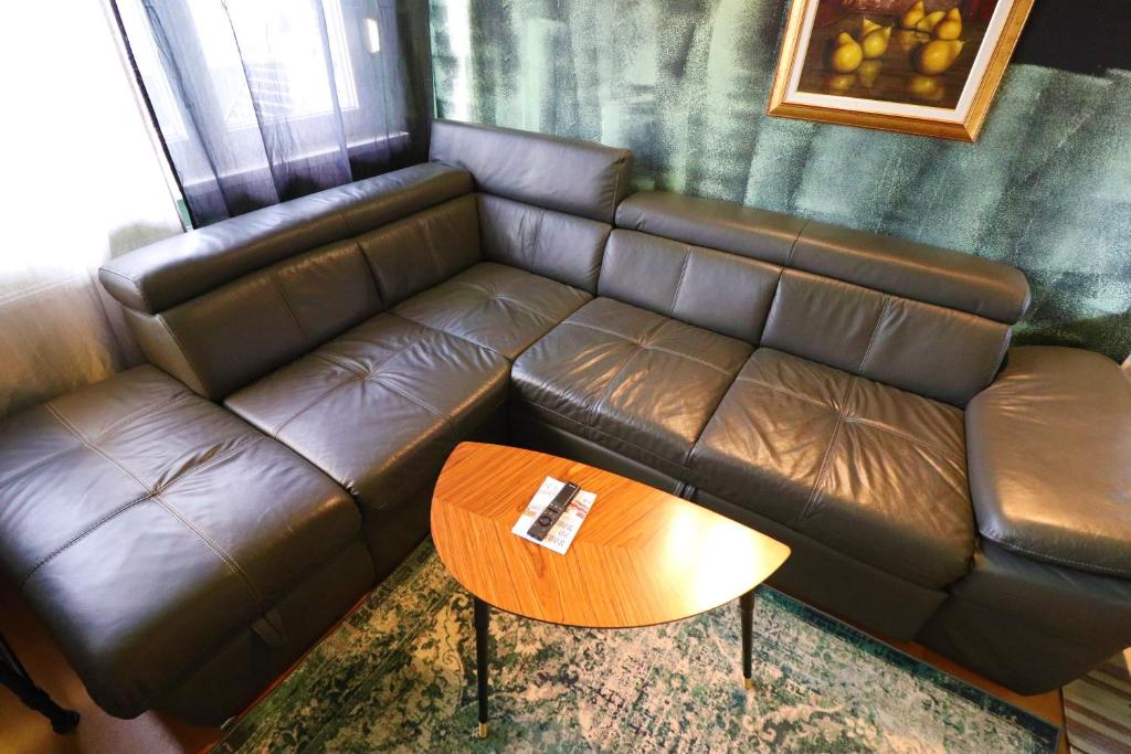 Naomi app,Netflix,between bus and train station - 8