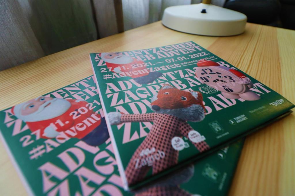 Naomi app,Netflix,between bus and train station - 19