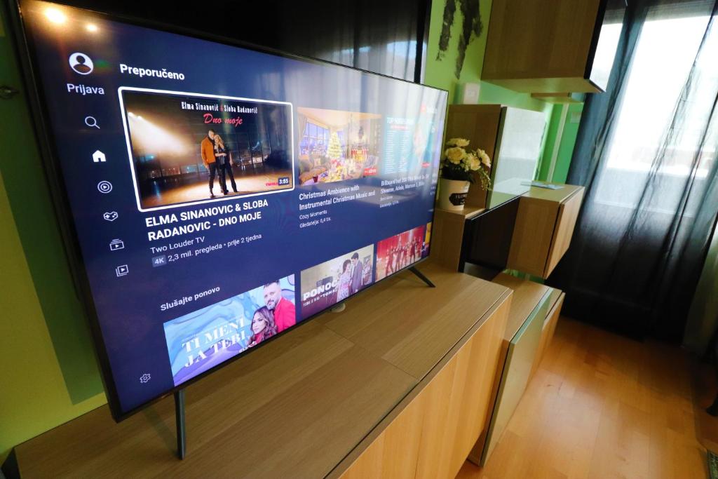 Naomi app,Netflix,between bus and train station - 9