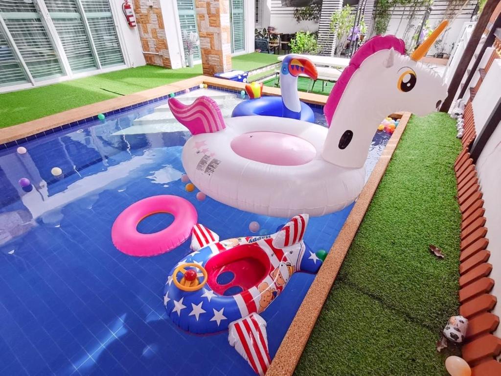 Bazén v ubytování Namcha Private Pool Villa Huahin 4 Bedrooom With Pool Table BBQ & Karaoke nebo v jeho okolí
