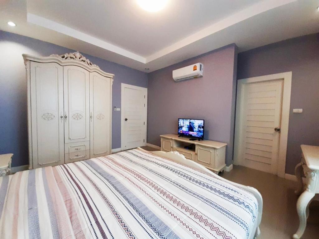 Postel nebo postele na pokoji v ubytování Namcha Private Pool Villa Huahin 4 Bedrooom With Pool Table BBQ & Karaoke