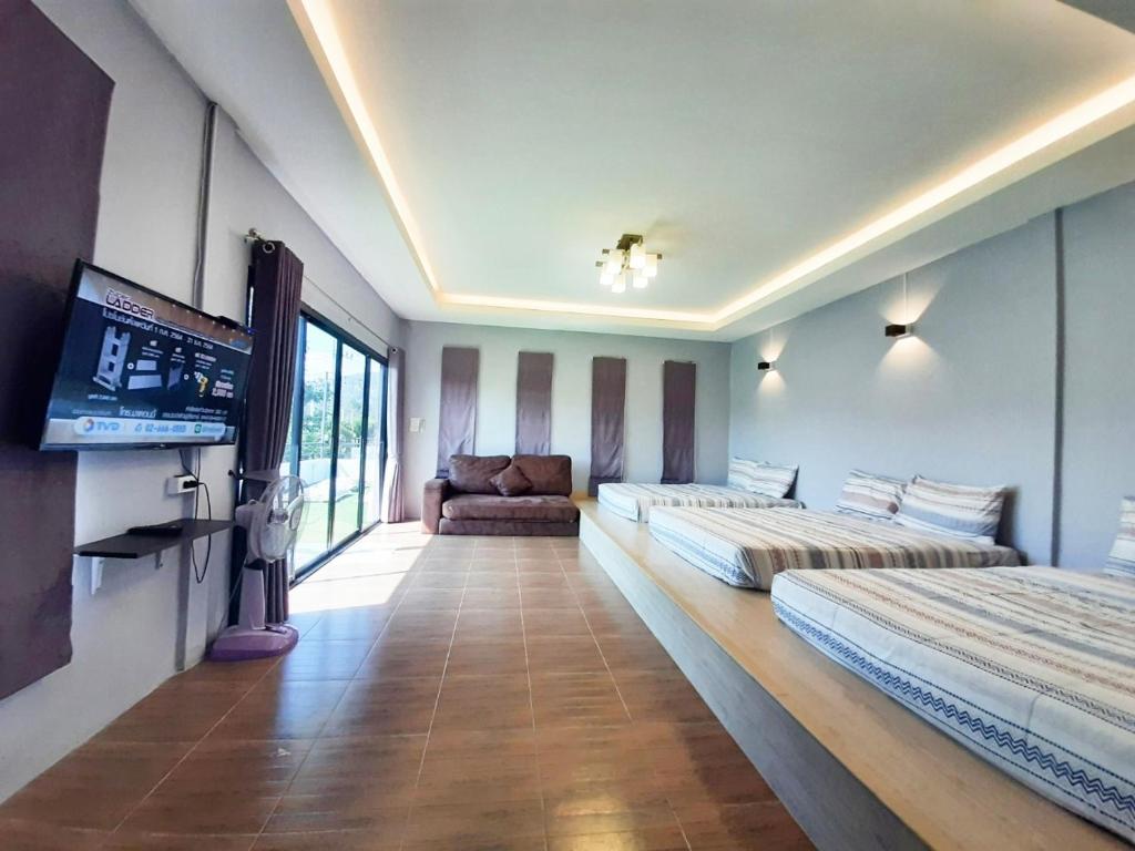 Postel nebo postele na pokoji v ubytování Namcha Private Pool Villa Huahin 4 Bedrooom With Pool Table BBQ & Karaoke