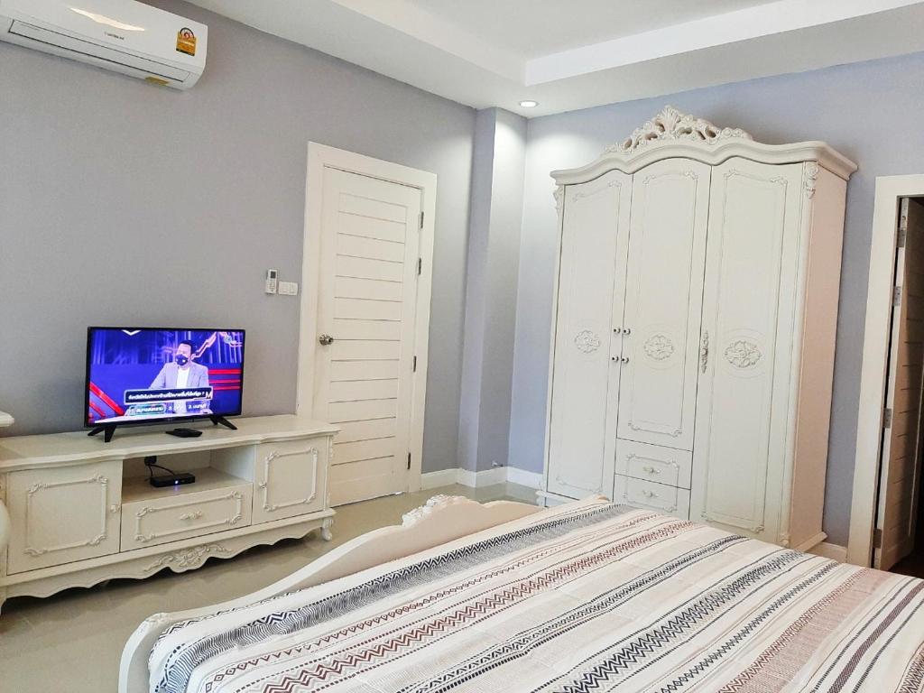 TV a/nebo společenská místnost v ubytování Namcha Private Pool Villa Huahin 4 Bedrooom With Pool Table BBQ & Karaoke