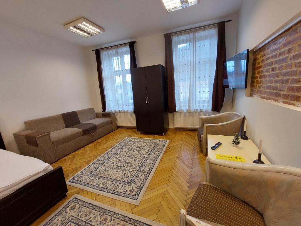 Main Square Apartments & More - Estudio Superior
