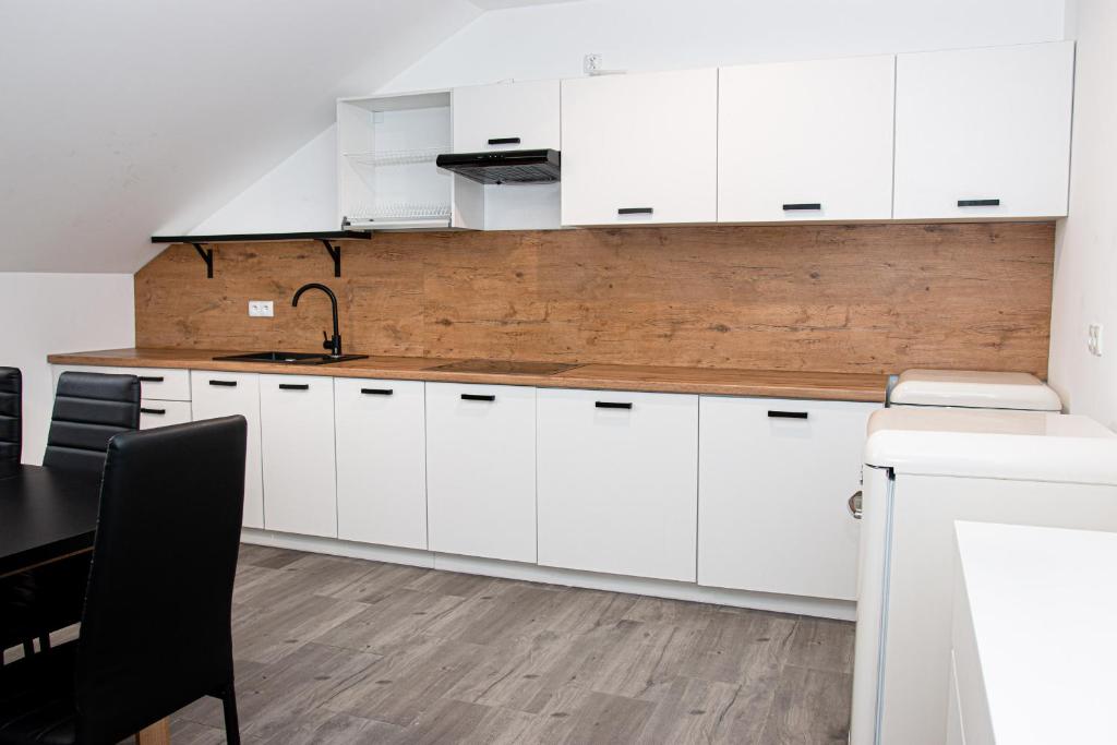 Kuchyň nebo kuchyňský kout v ubytování Osada Słuszewo - Apartamenty Restauracja Wydarzenia