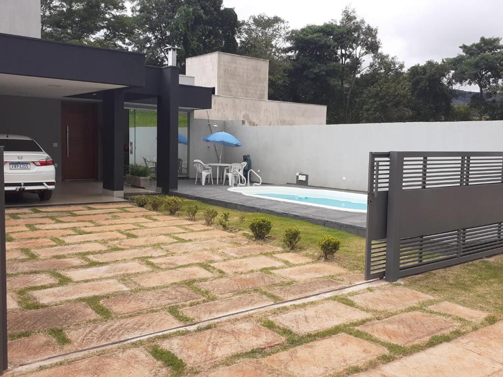 uma casa com um pátio e uma piscina em Recanto Silveira Minas em Capitólio