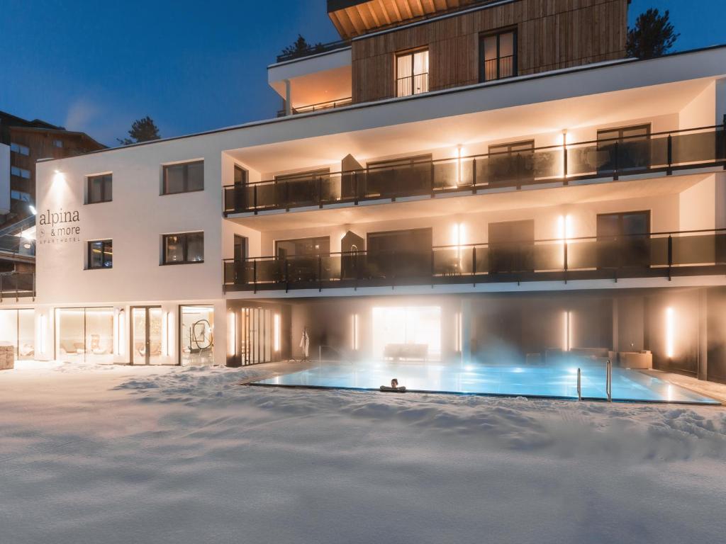 Bazén v ubytování alpina&more APARTMENTS I ZIMMER nebo v jeho okolí