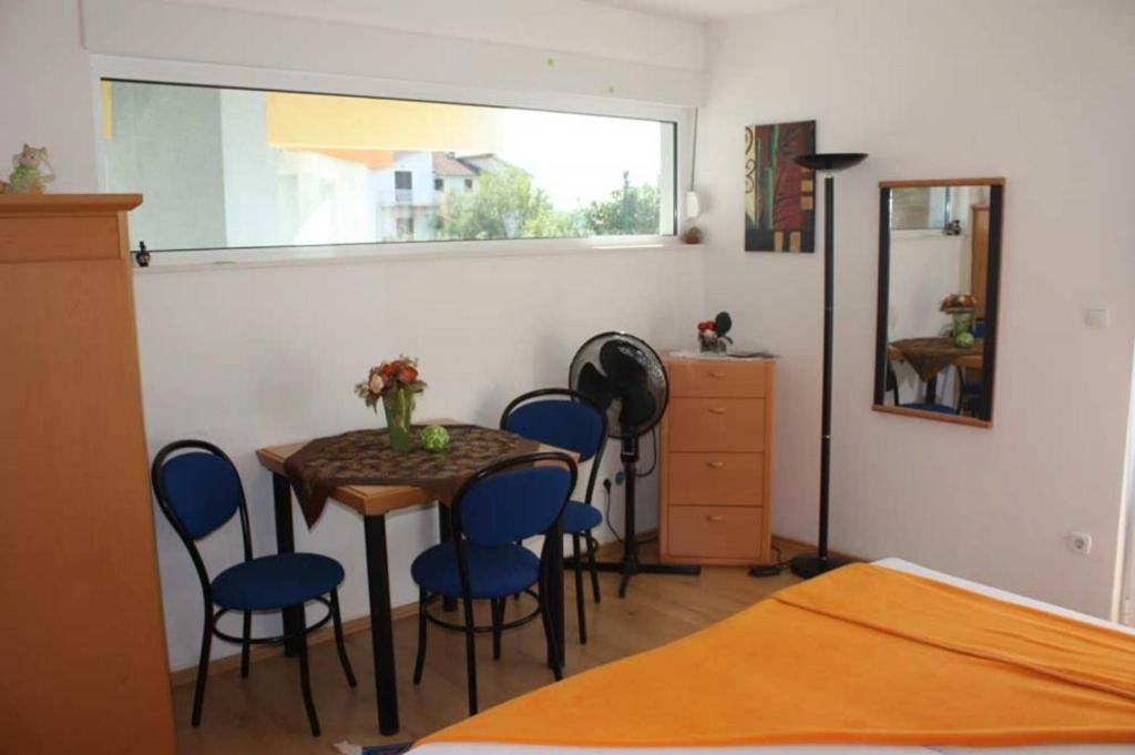 Fotografia z galérie ubytovania Studio apartment in Trogir with balcony, air conditioning, WiFi 4328-1 v Trogiri