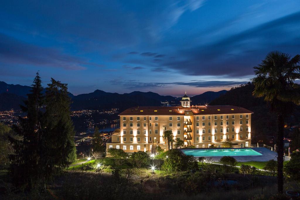 Vista generica sulle montagne o vista sulle montagne dall'interno dell'hotel