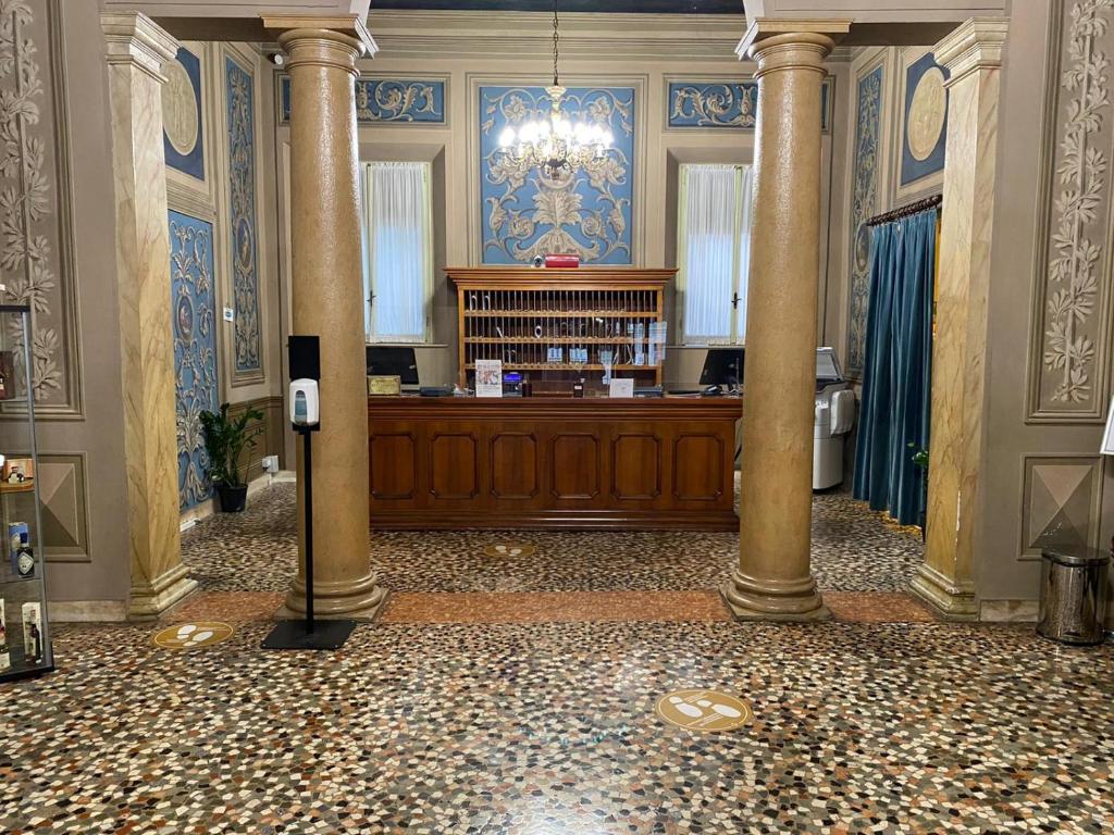 a large room with columns and a court sidx sidx sidx sidx at PHI Hotel Canalgrande in Modena