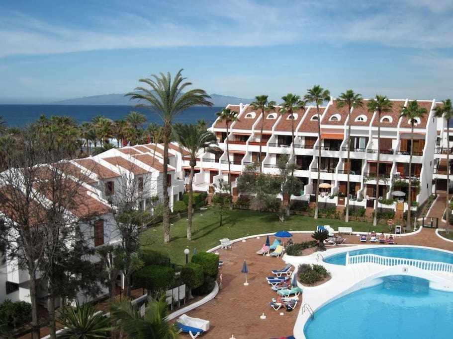 プラヤ・デ・ラス・アメリカスにあるParque Santiago2 Villa1 by Tenerife Rental and Salesのスイミングプール付きのホテルの空中ビュー