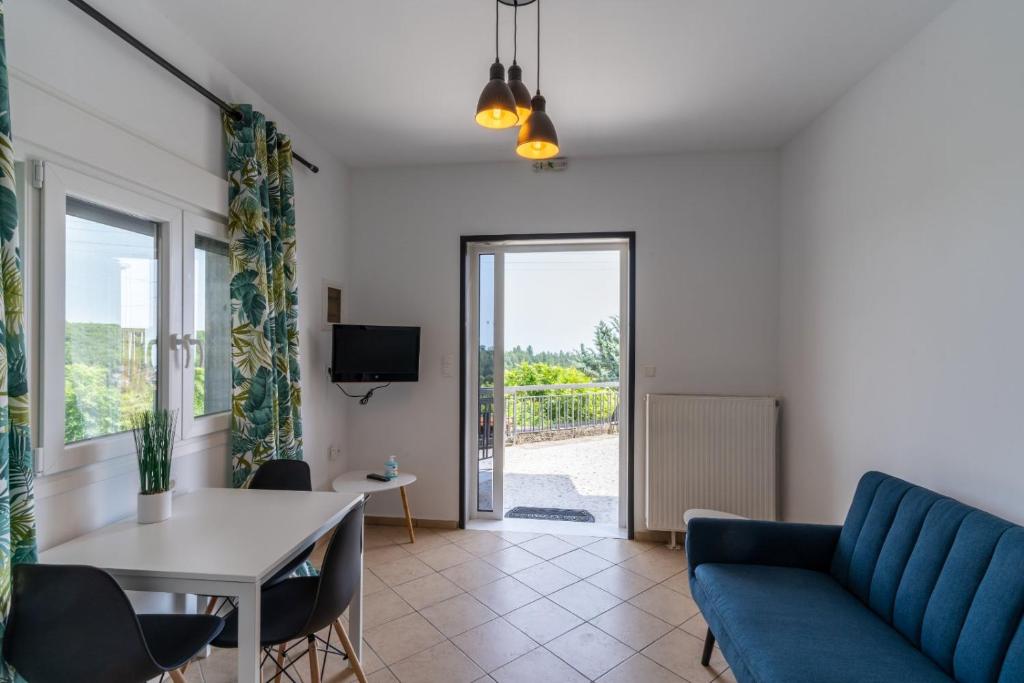 TV a/nebo společenská místnost v ubytování Veranda 2-Guest Apartment