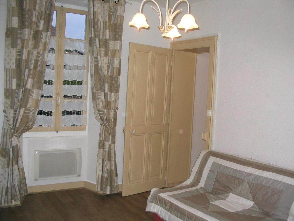 een kamer met een deur en een raam met gordijnen bij ANNECY COQUET MEUBLE t2 ENTRE STATION SKI ET LAC in Annecy