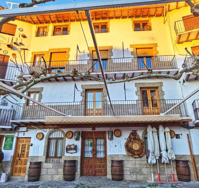 stary budynek z oknami i balkonem w obiekcie Casa Quinito w mieście Cazorla