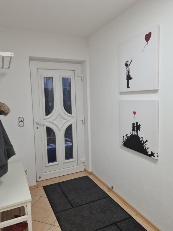 Zimmer mit einer Tür und einem schwarzen Teppich in der Unterkunft Biggesee-Sauerland in Drolshagen