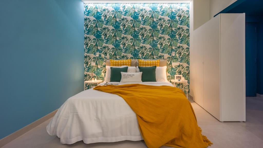 een slaapkamer met een bed met een gele deken erop bij Iris - Close to Vatican Museums in Rome