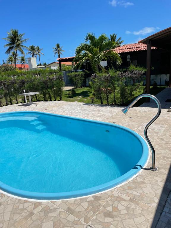 une grande piscine entourée d'un tuyau dans l'établissement Kasa Faheina - Praia de Fagundes, à Lucena