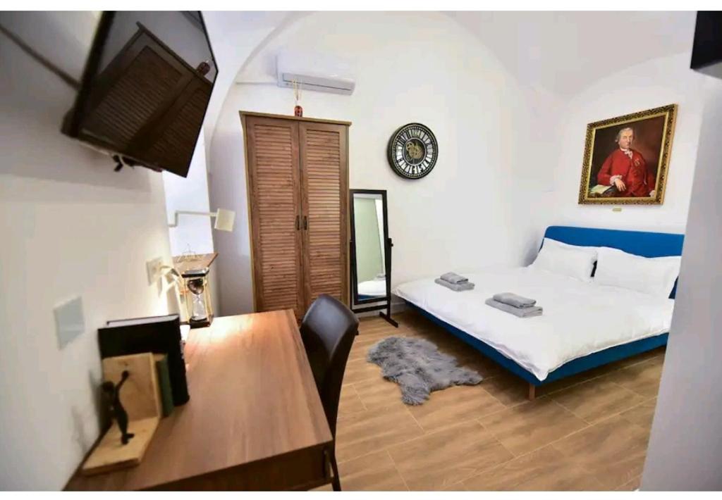 Un pat sau paturi într-o cameră la Brukenthal Studio Sibiu