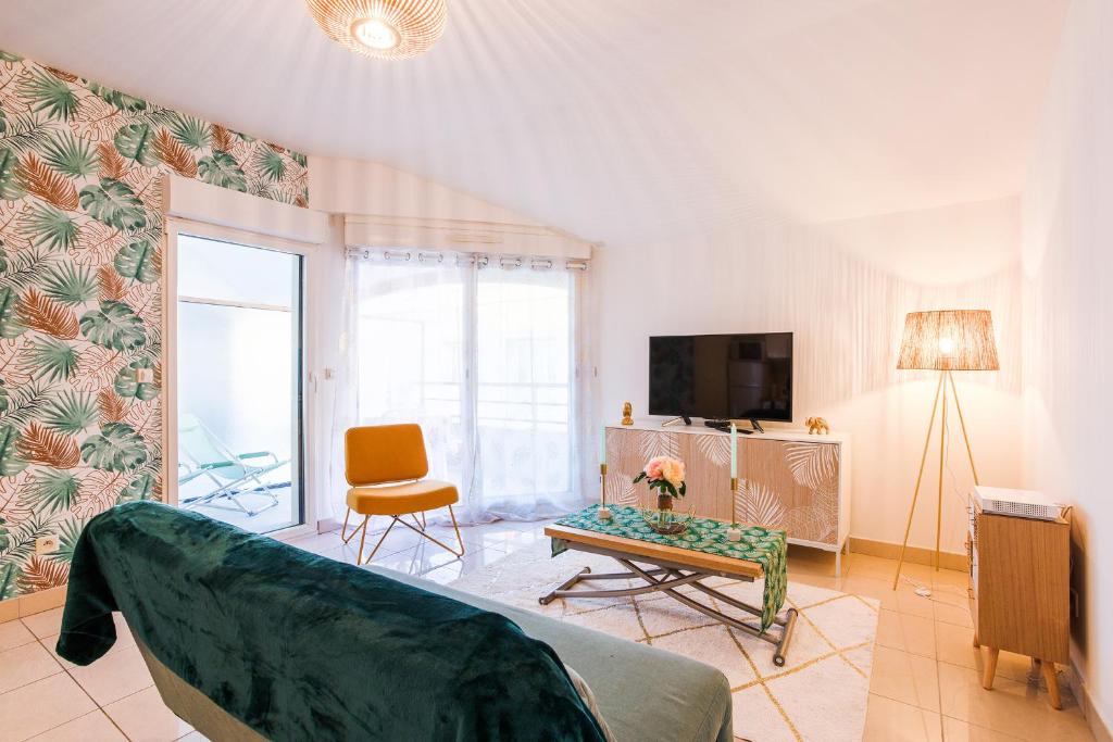 un salon avec un canapé et une télévision dans l'établissement PALAIS LIBERTE 4 AP4253 By Riviera Holiday Homes, à Nice