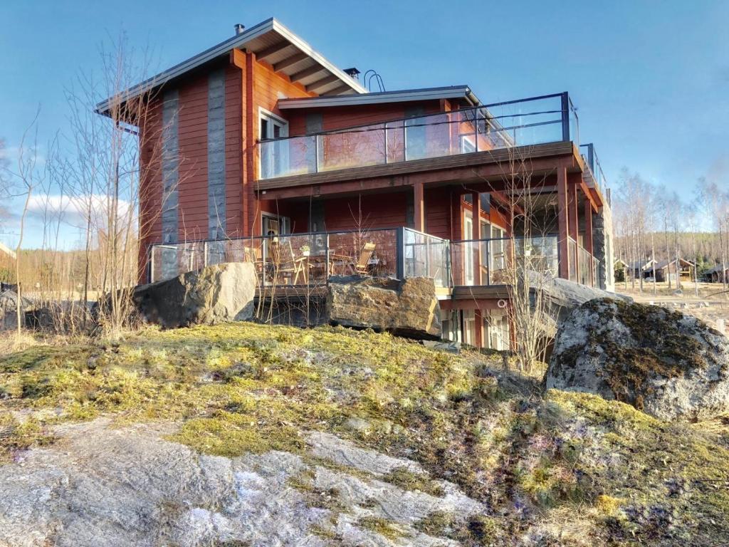 une maison assise au sommet d'une colline dans l'établissement Villa Avara Ellivuori Finland, à Sastamala