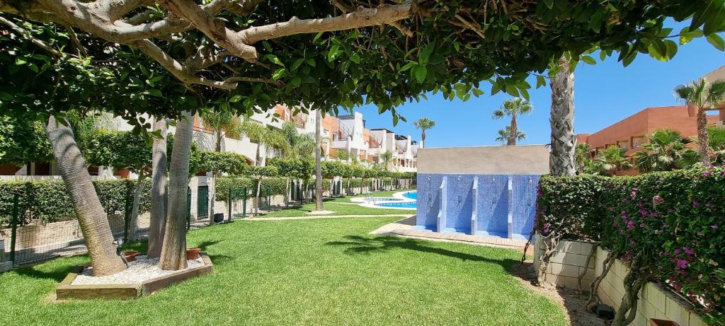 Zahrada ubytování Homes of Spain, Apartamentos Paraíso Vera Playa, Ed Nuku Hiva, Bajo X con PISCINA PRIVADA y jardín privado a PIE de PLAYA , WIFI