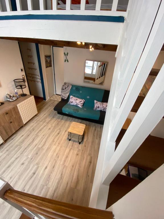 einen Blick über ein Wohnzimmer mit Sofa in der Unterkunft Helios 105 wifi et terrasse in Barèges