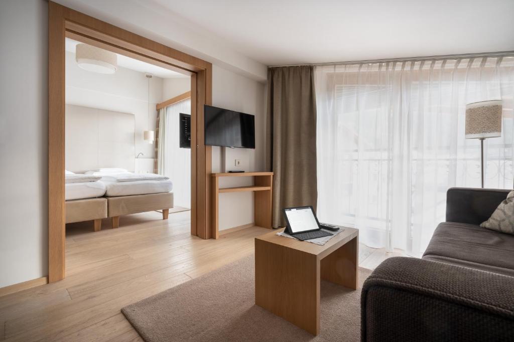 TV a/nebo společenská místnost v ubytování Hotel Trofana Alpin