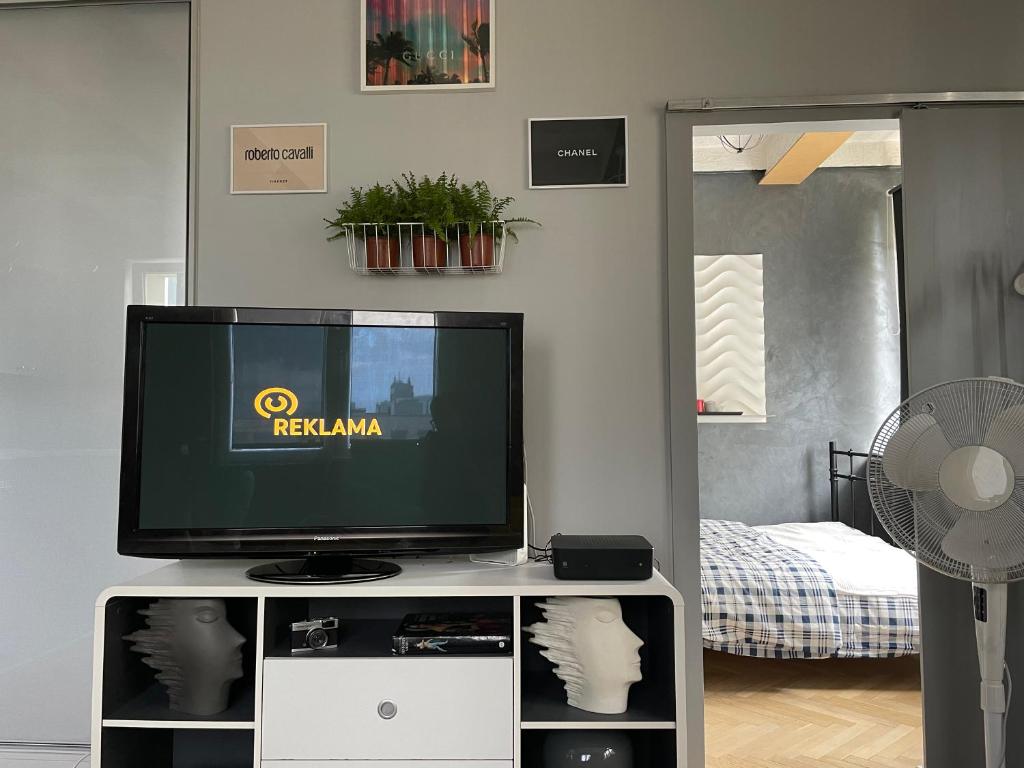 Televízia a/alebo spoločenská miestnosť v ubytovaní Grey Gucci Apartment City Center