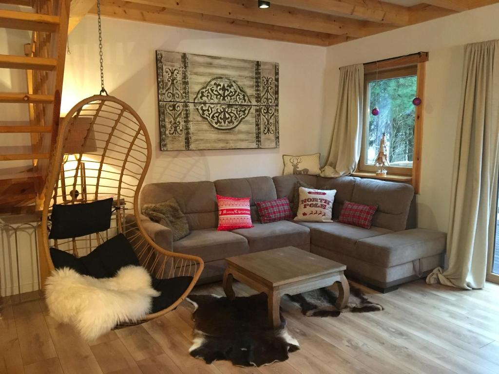 Χώρος καθιστικού στο Deluxe Holiday Zdrojowa -Willa typu Alpejskiego w Borach Tucholskich-Całoroczna Balia z jacuzzi-Prywatny las i strumyk -Duża Wiata grillowa