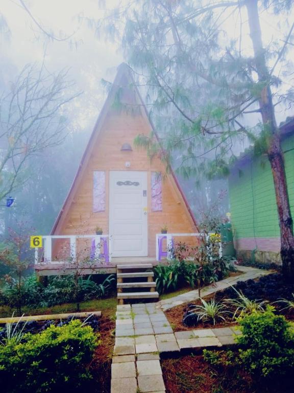 Un jardín fuera de Hospedaje Santaelena -chalets de montaña-